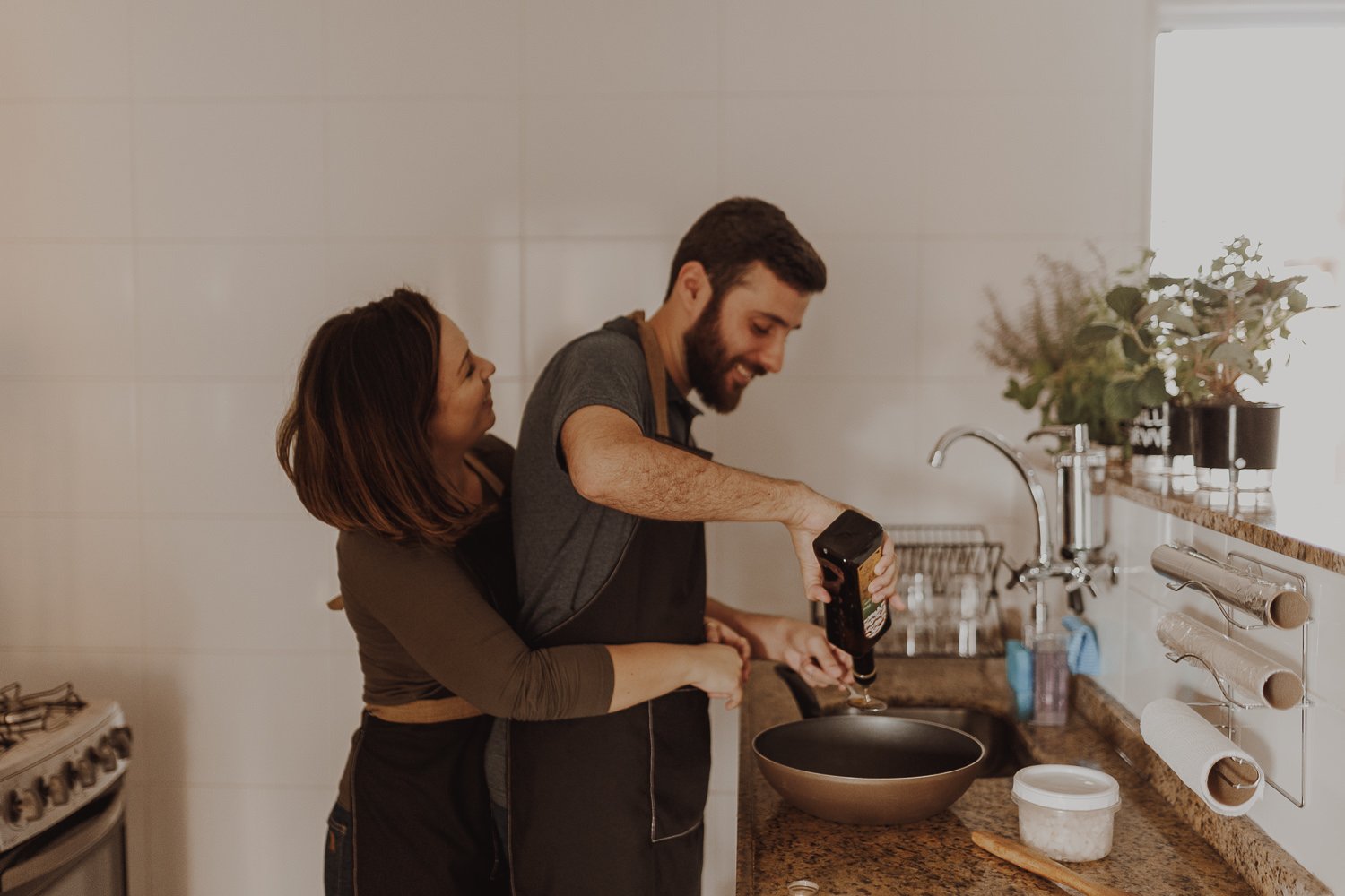wedding photographer portugal Couple Cooking
