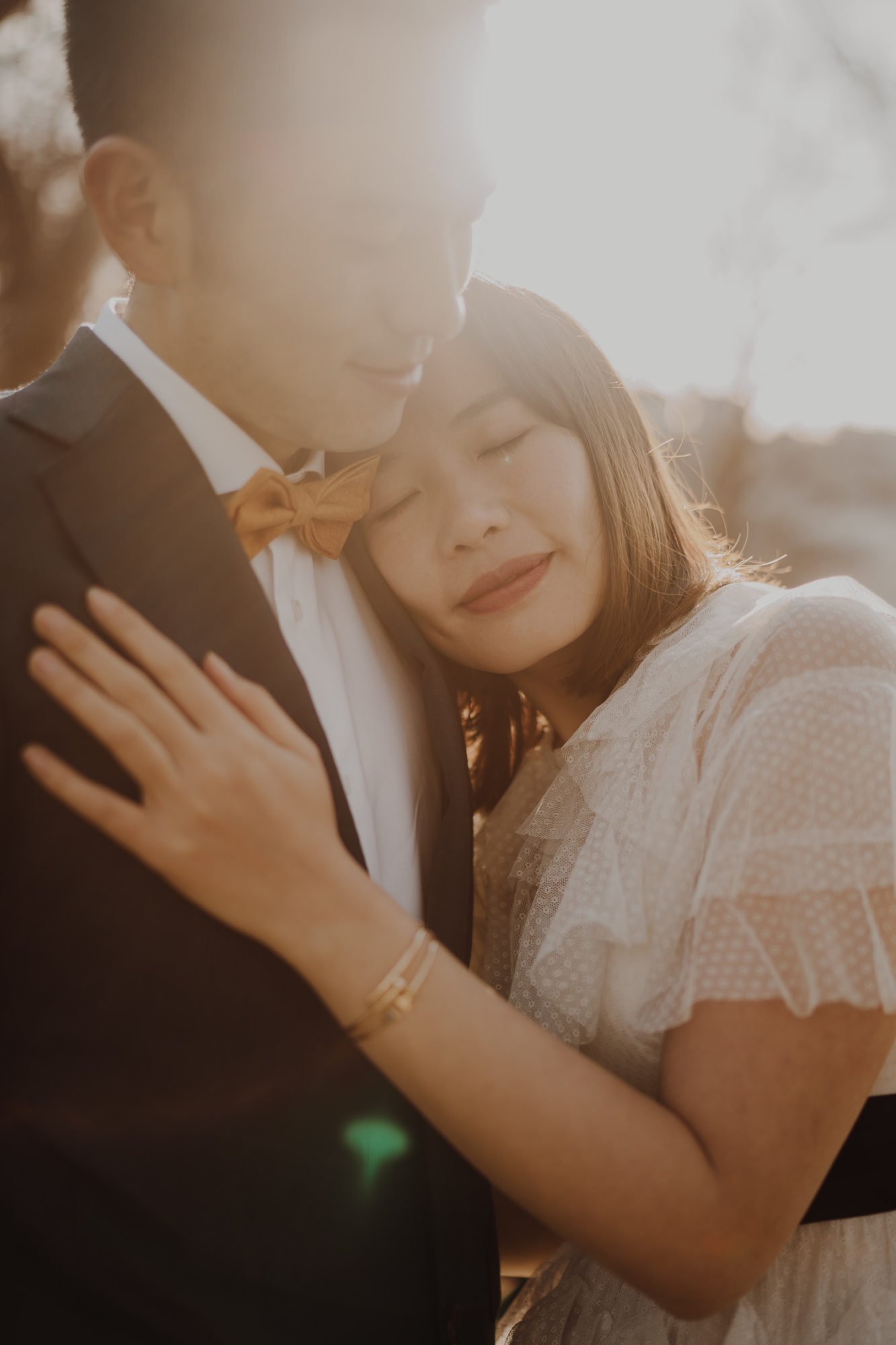 wedding photographer portugal The bride and the groom in a big hug