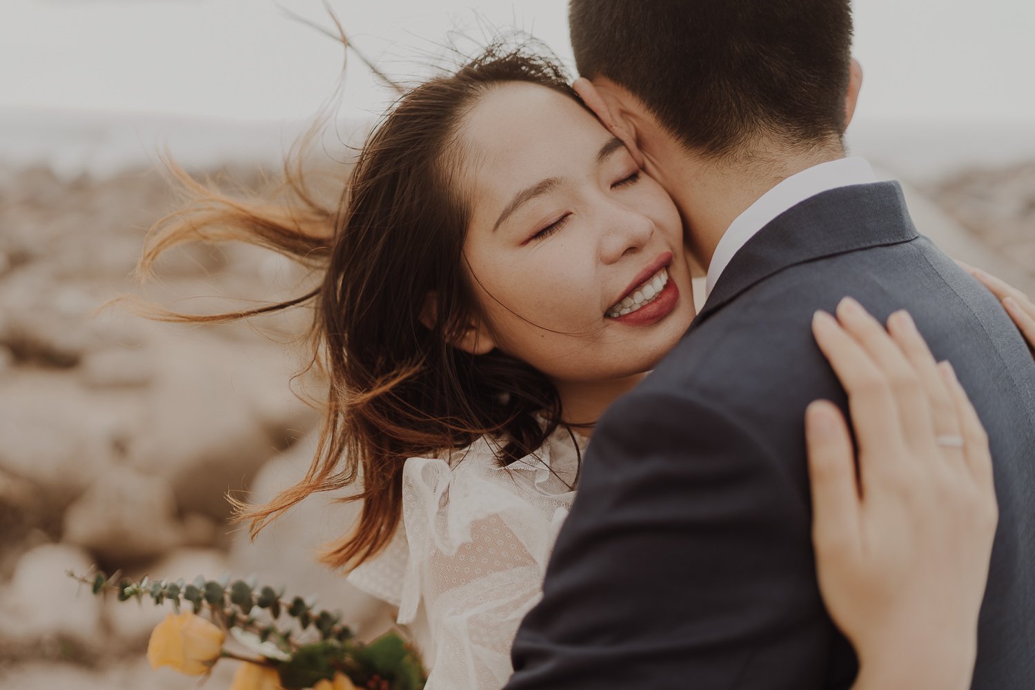 wedding photographer portugal strong embrace of the bride in the groom