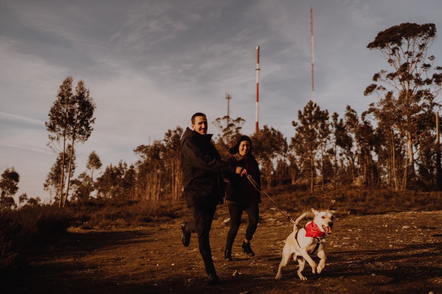 wedding photographer portugal two people playing with the dog