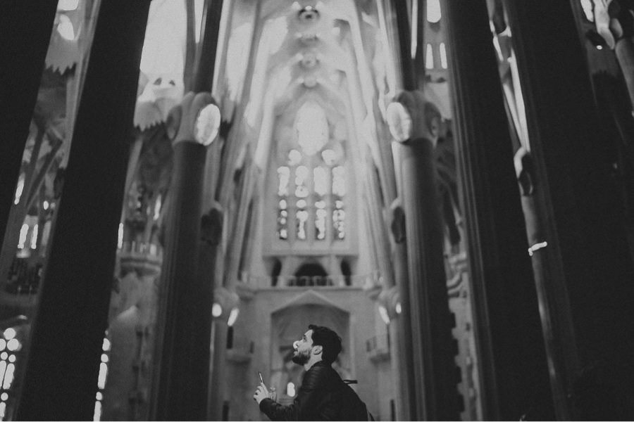 wedding photographer portugal La Sagrada Familia inside
