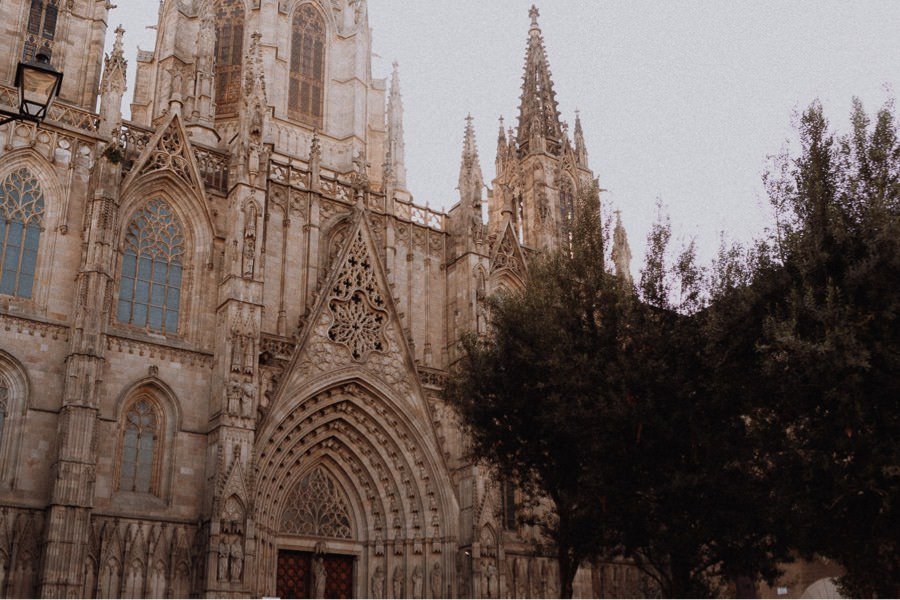 wedding photographer portugal Barcelona Cathedral